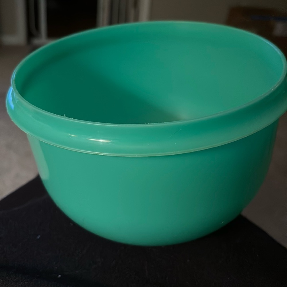 Tupperware green bowl # 1424-4
